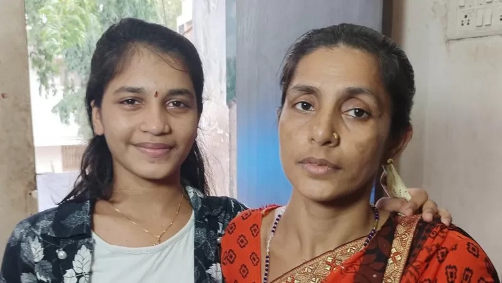 A mãe de Pooja diz que a situação financeira de sua família é difícil. — Foto: BBC/ Dipali Jagtap
