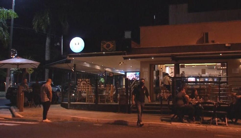 Fiscais voltaram ao bar onde foi registrada aglomeração durante a final do Paulistão em Marília — Foto: Reprodução/ TV TEM 