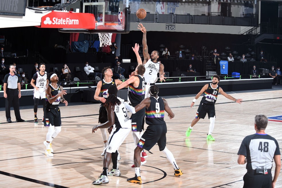 Kawhi Leonard sobe para pontuar para os Clippers — Foto: Andrew D. Bernstein/NBAE/Getty Images