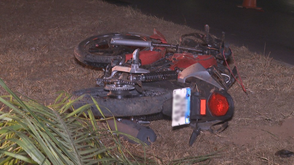 Duas pessoas morreram após moto bater em árvore, no Recanto das Emas, no DF — Foto: TV Globo/Reprodução