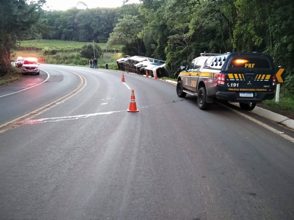 Caminhão tombou na BR-480, em Erechim. Uma pessoa morreu e outras 20 ficaram feridas. — Foto: Polícia Rodoviária Federal/Divulgação
