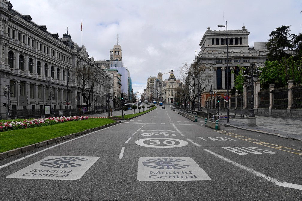MADRI - A rua de Alcala é vista vazia nesta quarta-feira (1º), em Madri, na Espanha — Foto: Javier Soriano/AFP