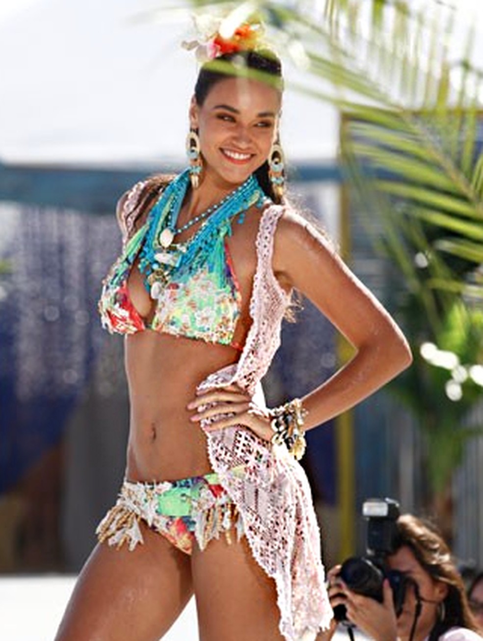 Taís (Débora Nascimento) é uma das modelos do desfile de biquínis - 'Flor do Caribe' — Foto: Globo