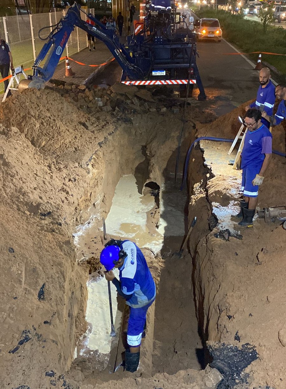 Equipe da Caern está fazendo reparos após vazamento em rede — Foto: Divulgação