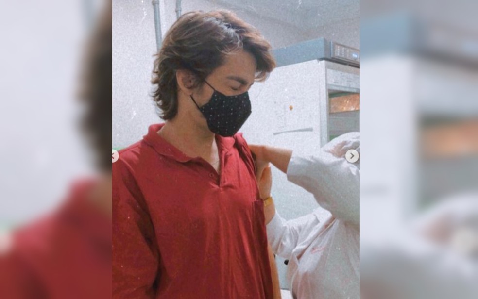 Ator Nilton Moreira se vacina contra a Covid-19, em agosto de 2021 em Goiânia, Goiás — Foto: Reprodução/Instagram