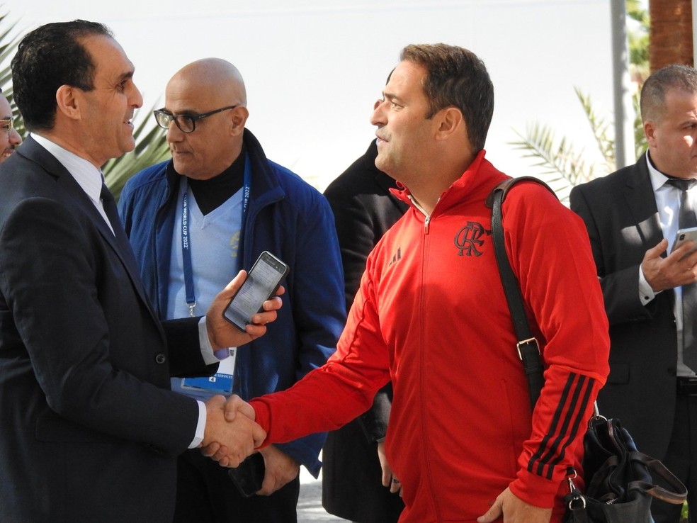 Gabriel Skinner cumprimenta diretor do hotel onde o Flamengo está hospedado no Marrocos — Foto: Fred Gomes