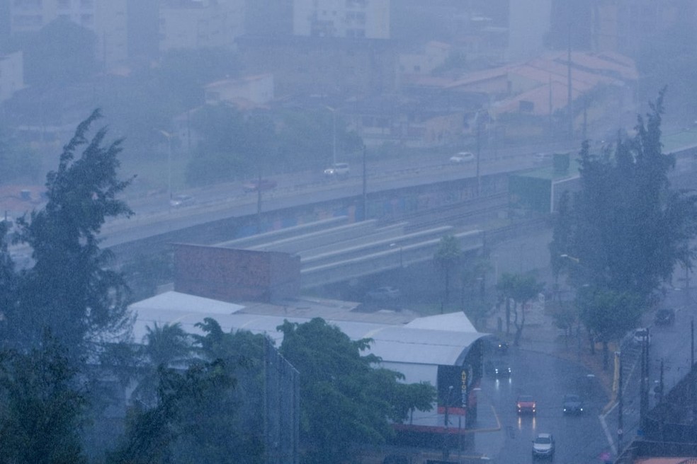 Chuva e forte rajada de vento marcaram a manhã de domingo (26) em Fortaleza.  — Foto: Gustavo Pellizzon/Sistema Verdes Mares