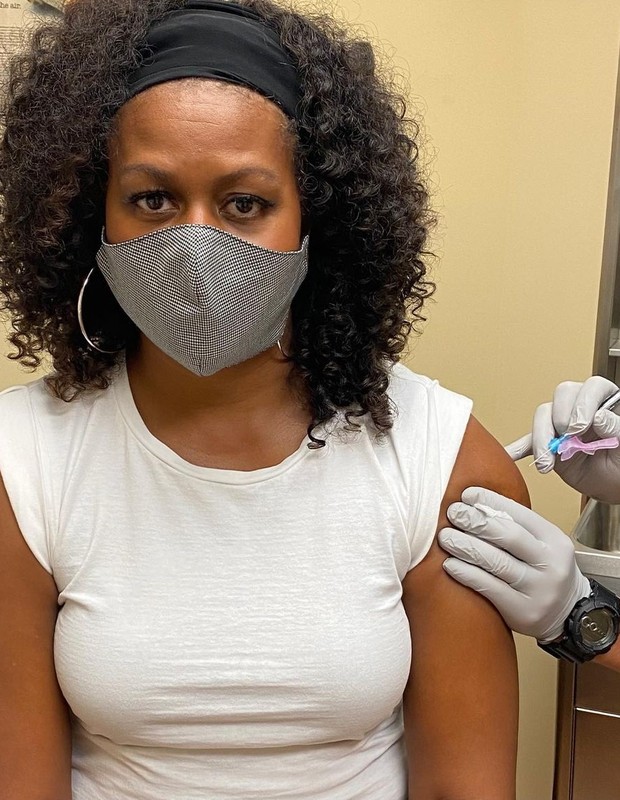 Michelle Obama mostra foto sendo vacinada contra o novo coronavírus (Foto: Reprodução/Instagram)