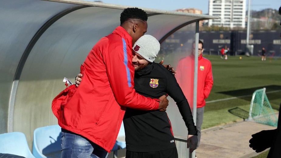 Mina revela arrepio ao conhecer Messi e posa com Coutinho no Barça