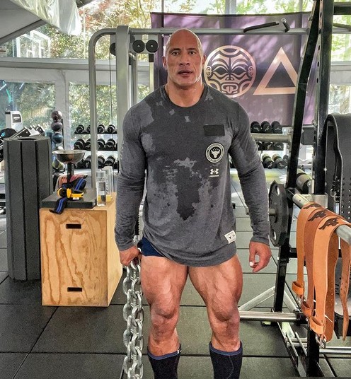 As pernas bombadas do ator Dwayne The Rock Johnson (Foto: Instagram)