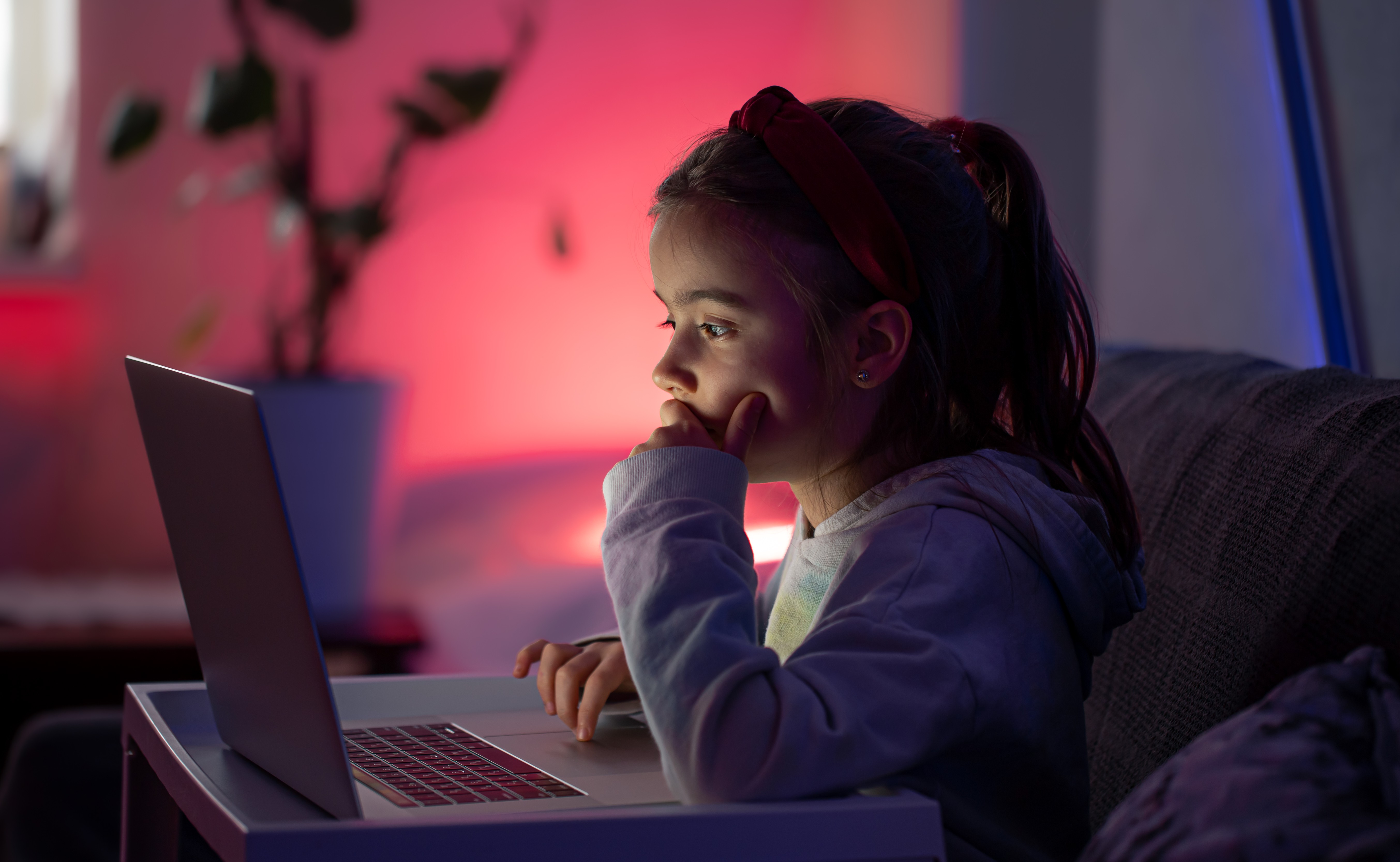 Criança na frente do computador (Foto: Freepik)