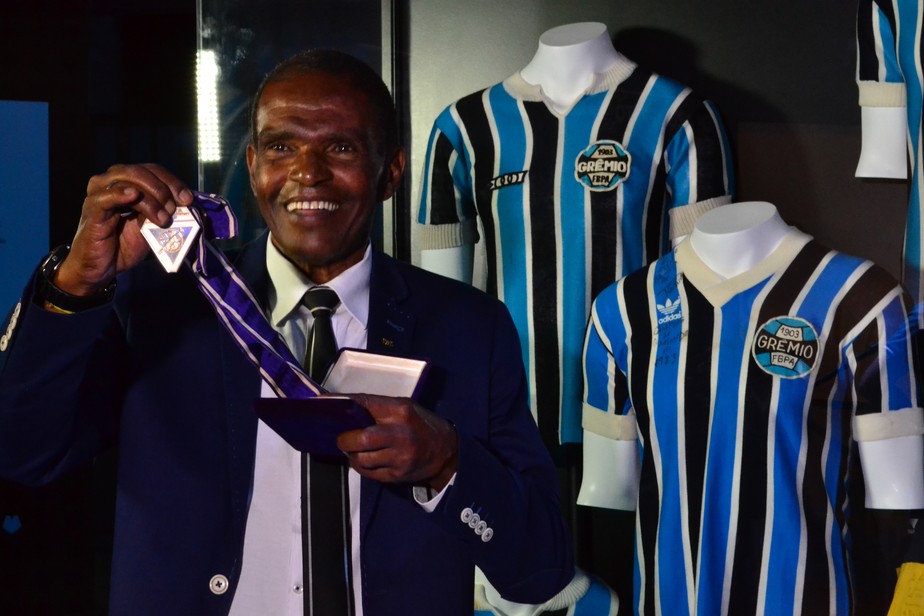 Federação Gaúcha homenageia ex-ídolo do Grêmio