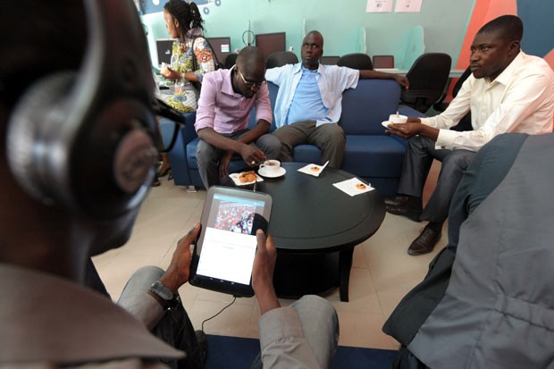 Dacar tem tablet café, um cibercafé que, em vez de computadores (Foto: AFP)