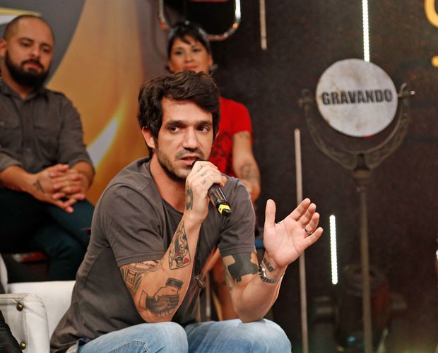 Pedro Pondé, vocalista da Scambo, conta que a carreira de ator o ajuda na música (Foto: Raphael Dias/Gshow)