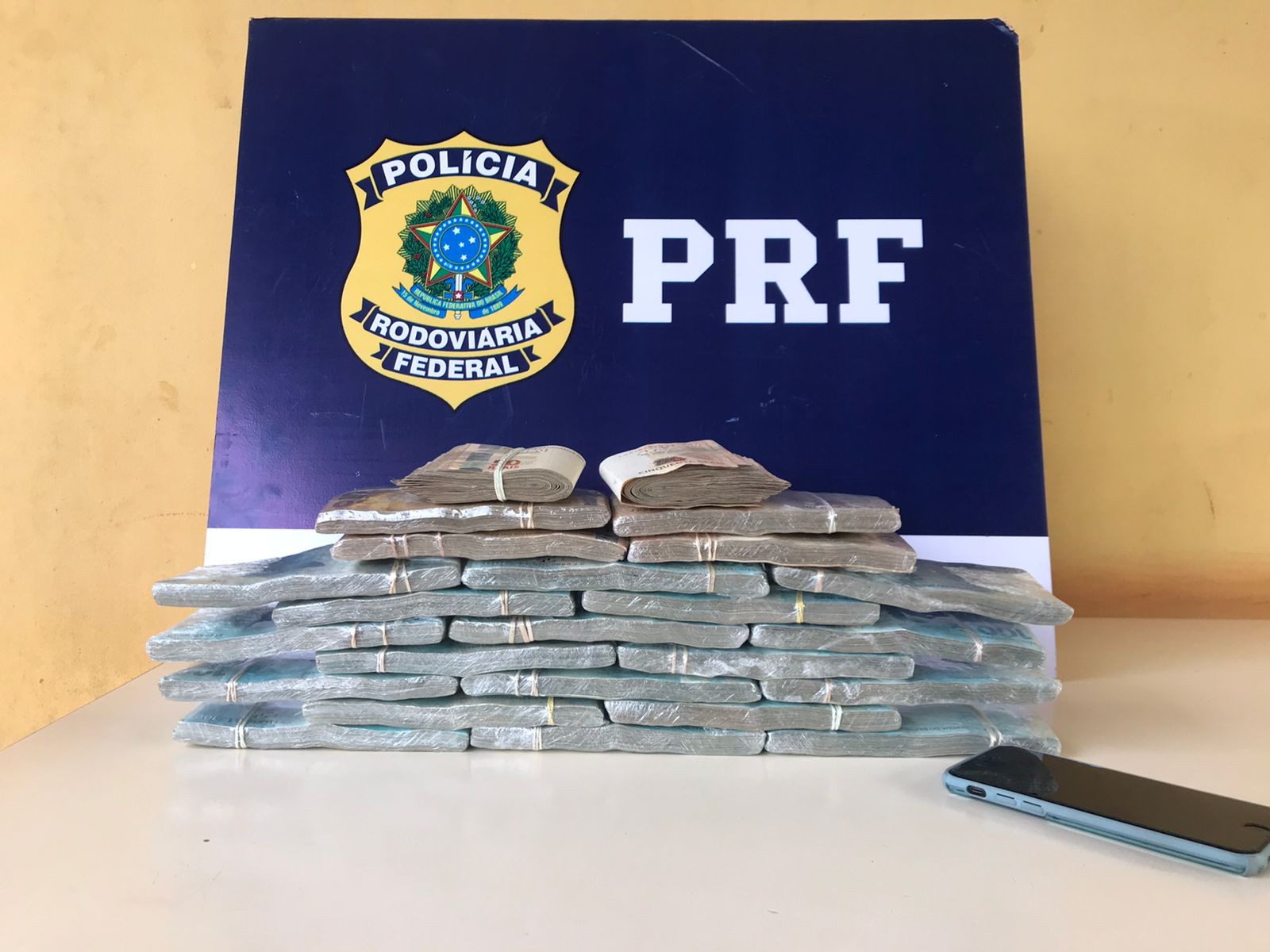 PRF encontra R$ 200 mil sendo transportados em compartimento secreto de carro em RO 