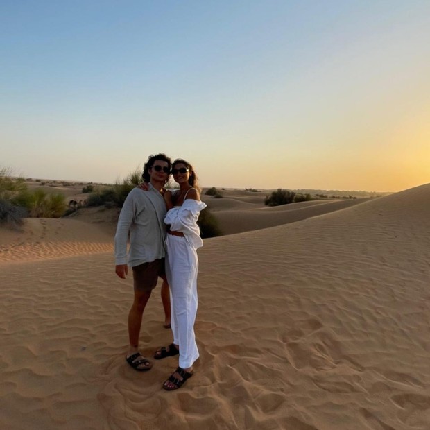 Sasha Meneghel e João Figueiredo desfrutam pôr do sol no deserto de Dubai (Foto: Reprodução/Instagram)