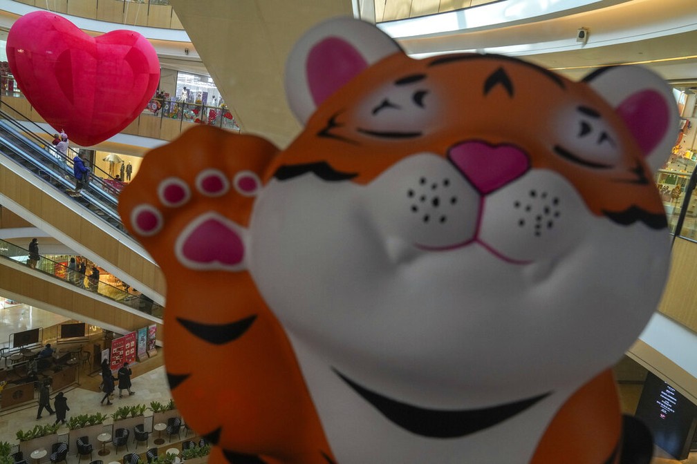 Tigre inflável em shopping de Pequim, China, em 31 de janeiro de 2022 — Foto: AP Photo/Andy Wong