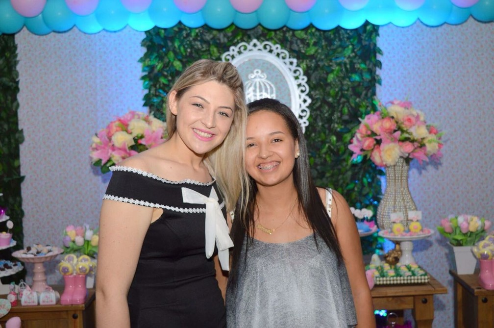 Danielle (Ã  esquerda) e Francielle (Ã  direita), atualmente com 22 anos, tiveram a troca confirmada aos sete anos de idade (Foto: Francielle Barbosa/Arquivo pessoal)