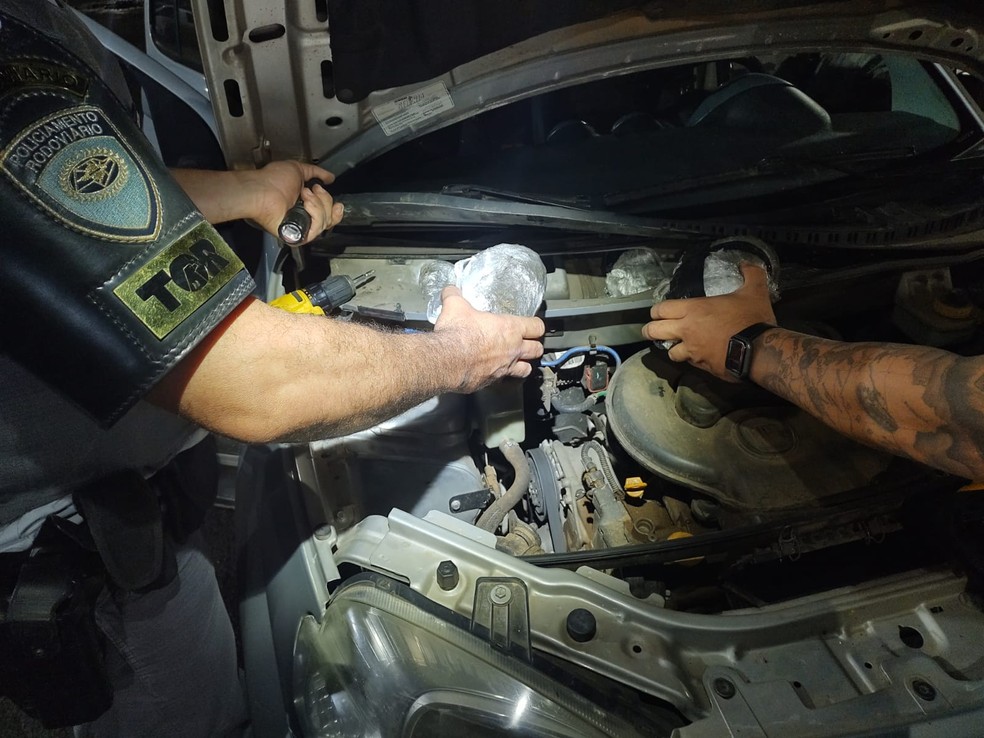 Parte do entorpecente estava escondida no painel — Foto: Polícia Rodoviária/Divulgação