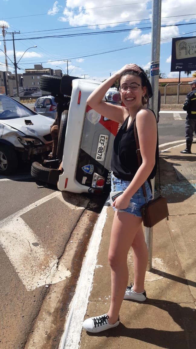 Carol Antoniete bateu em carro da polícia e viralizou nas redes sociais (Foto: Reprodução / Twitter)
