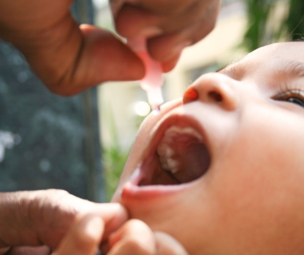 Girl receives anti-polio vaccination drops. (Foto: Getty Images)