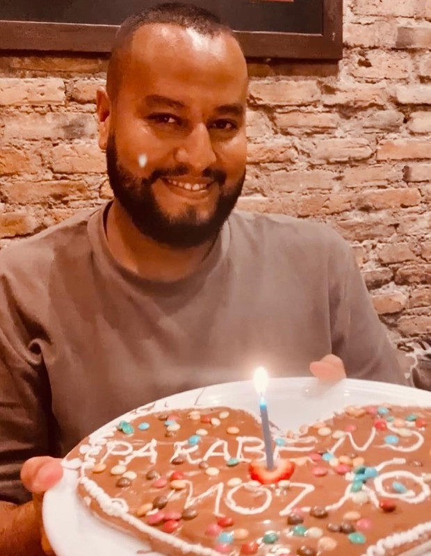 O diretor de fotografia Bruno Monteiro comemora aniversário e ganha bolo de Tati Machado (Foto: Reprodução/Instagram)