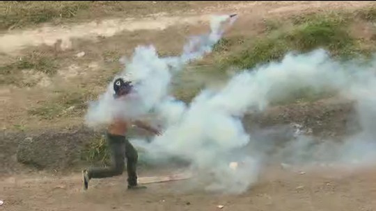 Exército da Venezuela entra em confronto com manifestantes na fronteira com o Brasil