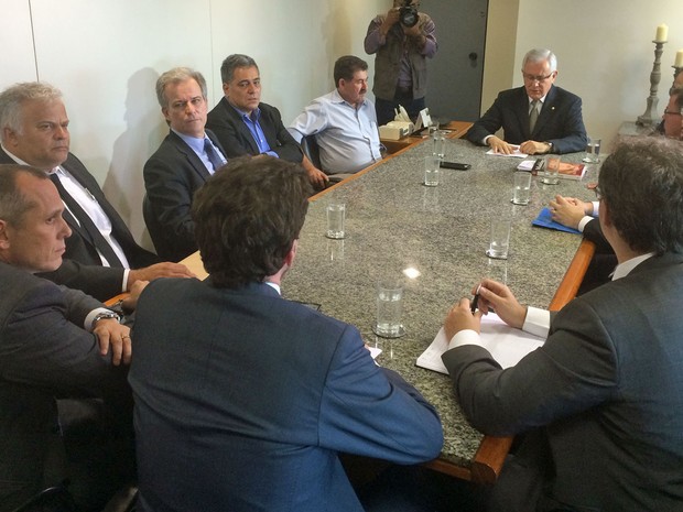 Reunião com representantes do poder executivo e MP definiram a criação do Cira (Foto: Nicolás Satriano/G1)