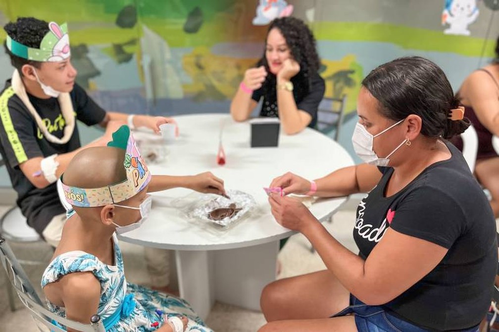 Crianças internadas no Hospital Oncológico Infantil, em Belém, puderam deixar rotina de tratamento por alguns instantes para confeccionar ovos de Páscoa  — Foto: Leila Cruz/Ascom Hoiol