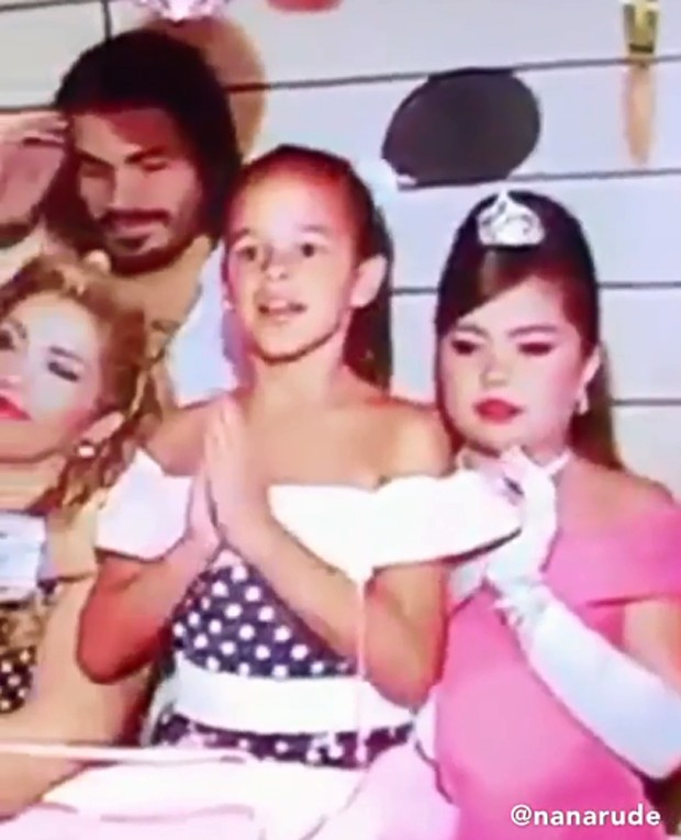 Bruna Marquezine rouba a cena em aniversário infantil (Foto: Reprodução / Instagram)
