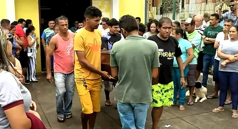 Sepultamento reuniu amigos e familiares em Aratuba, no Maciço do Baturité.  — Foto: Reprodução/TV Verdes Mares