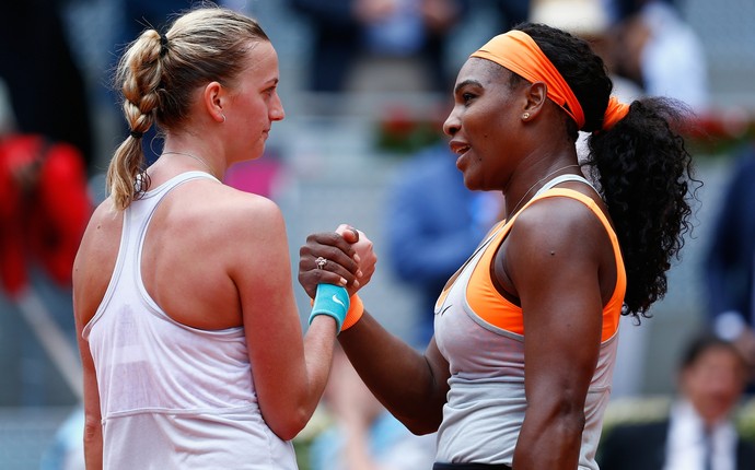 Petra Kvitova e Serena Williams se cumprimentam após semifinal em Madri (Foto: Getty Images)