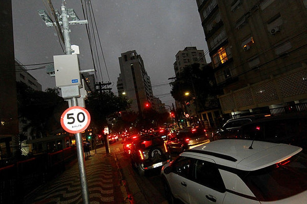 Radar de fiscalização de velocidade instalado em Santos — Foto: Matheus Tagé/ A Tribuna Jornal