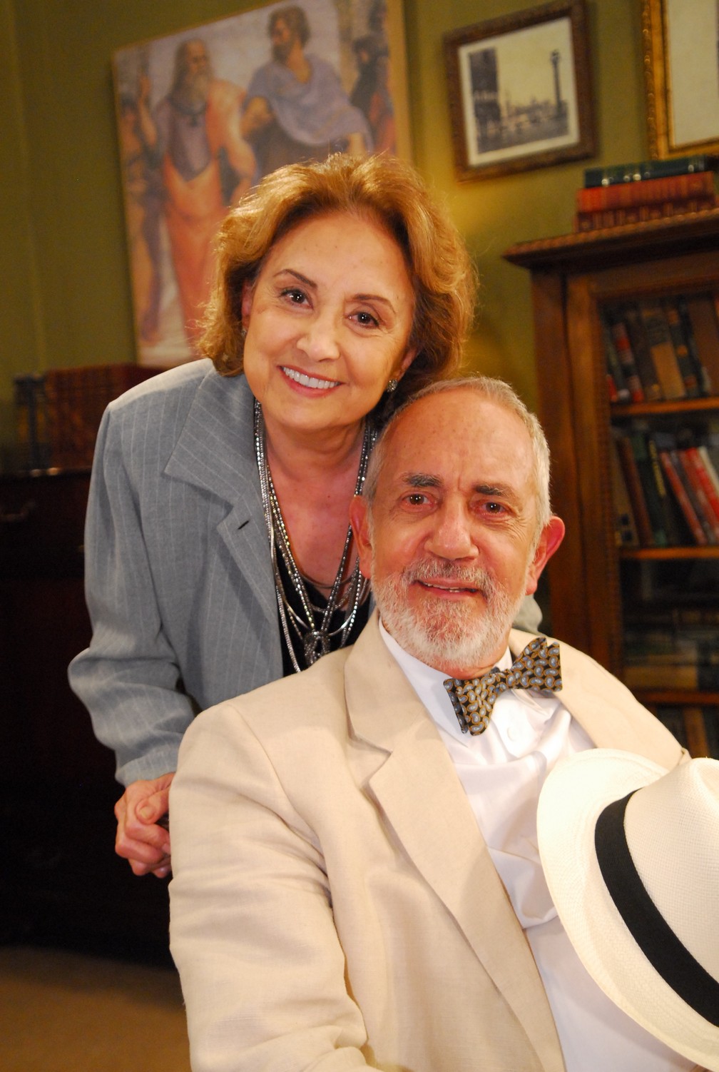 Eva Wilma posa para foto com Paulo José durante cena do seriado "Na Forma da Lei", em 2010 — Foto: Márcio de Souza/Globo