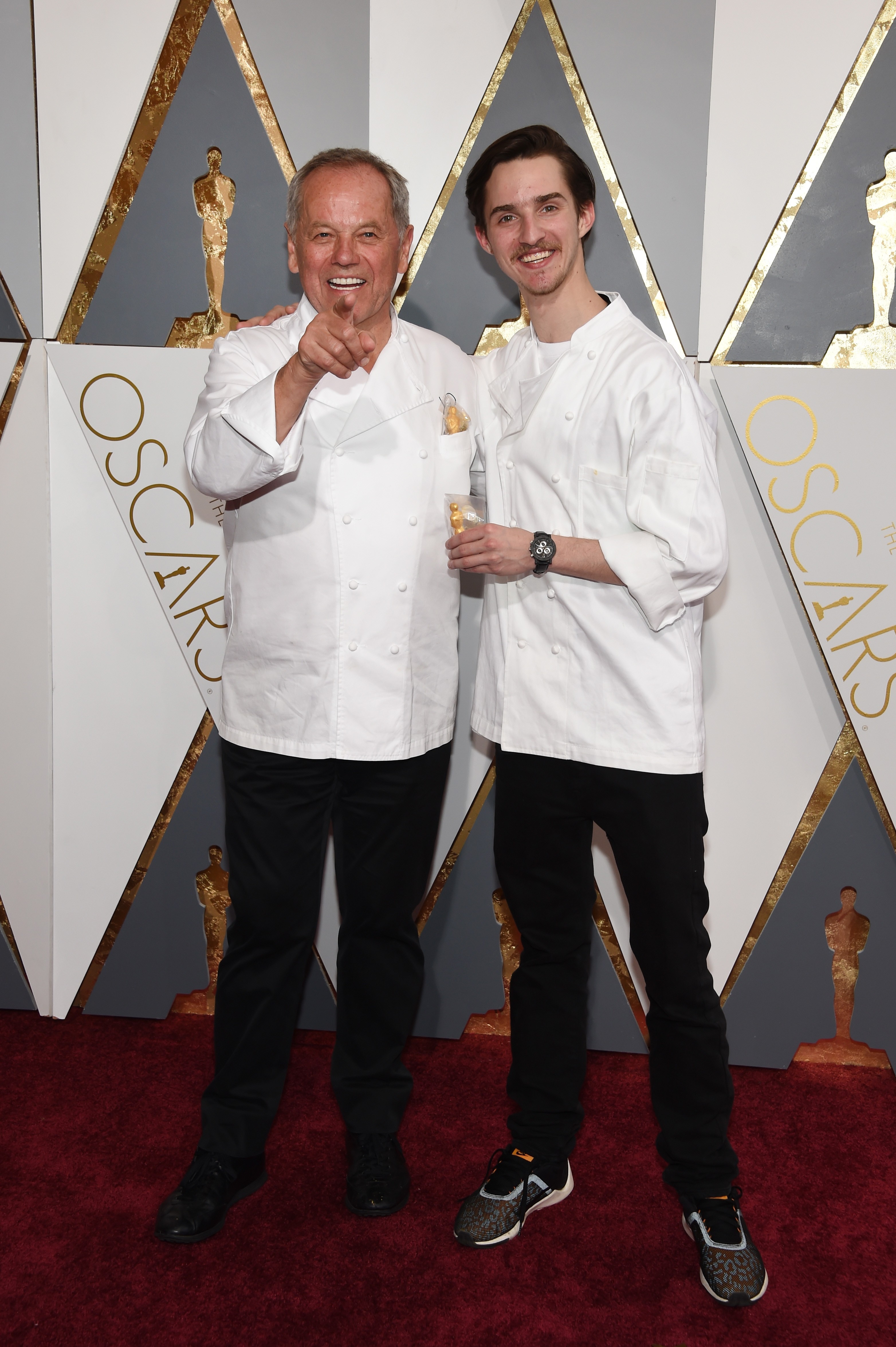 Wolfgang Puck e seu sous chef comparecem ao red carpet do Oscar 2016 (Foto: Getty Images)