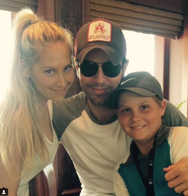 Anna Kournikova com Enrique Iglesias e o irmão, Allan Kournikova (Foto: Reprodução/Instagram)