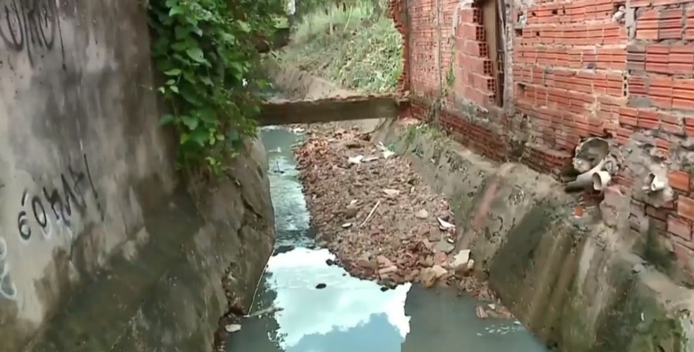 Moradores relatam problemas com galeria na Vila Mariana Fortes, em Teresina — Foto: TV Clube