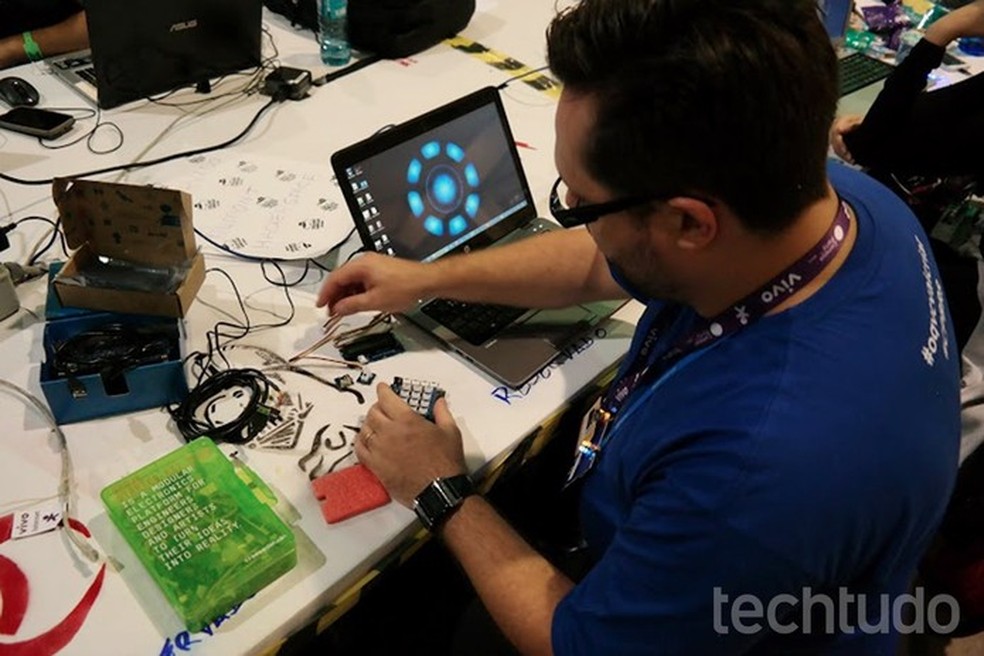 Jomar Silva, gerente de comunidade software Intel, monta protótipo com Edison (Foto: Melissa Cruz/TechTudo) — Foto: TechTudo