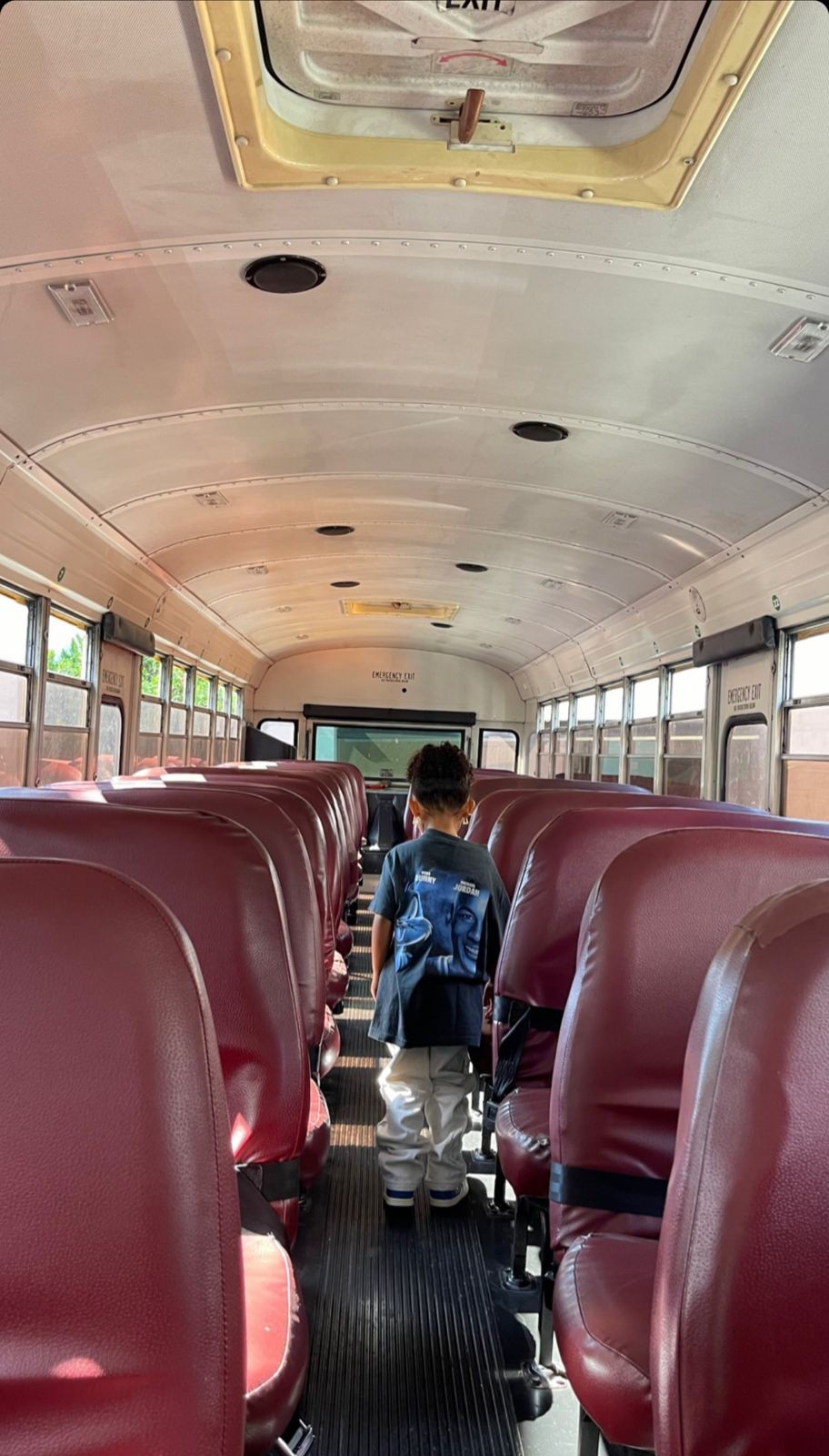 Travis Scott surpreende a filha Stormi com ônibus escolar (Foto: Reprodução/Instagram)