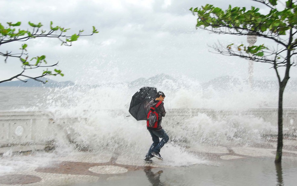 Com ventos fortes e mar agitado na Baía de Todos-os-Santos, ondas