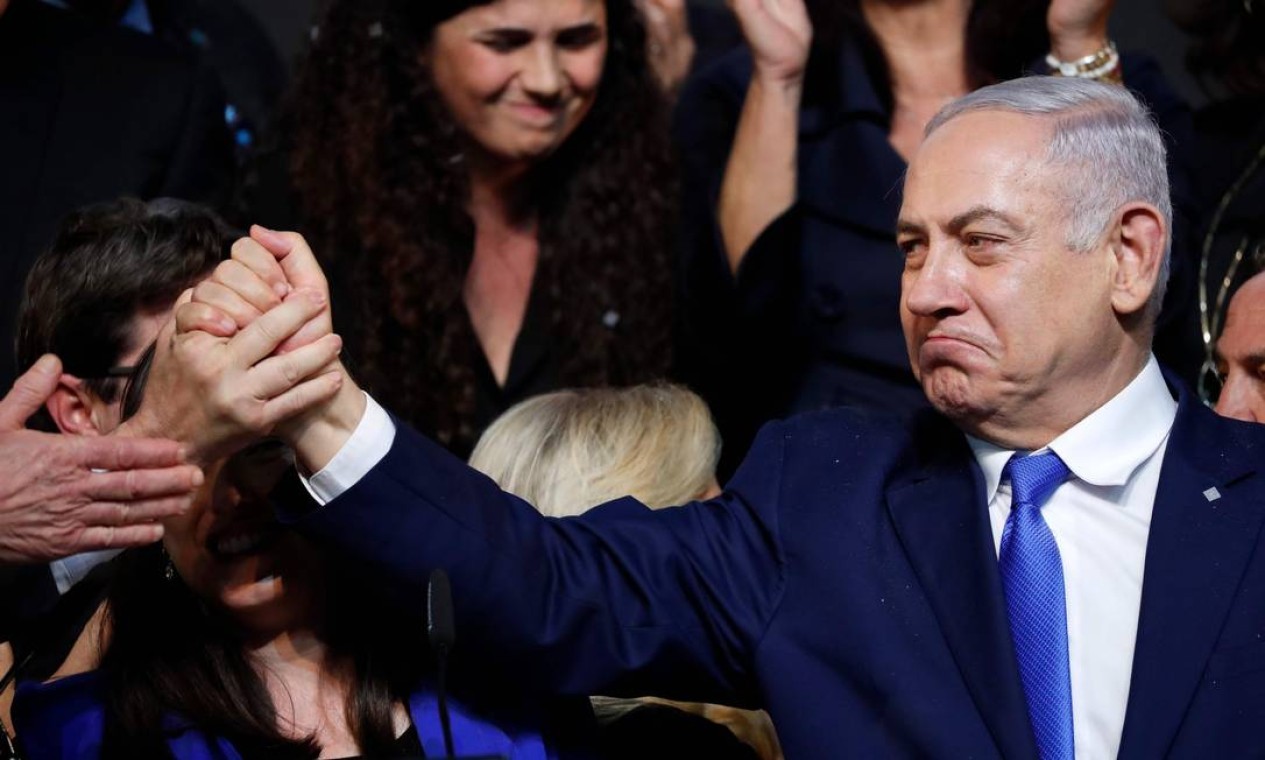 Netanyahu cumprimenta apoiadores na sede do Likud, em Tel Aviv, na noite de eleição, no dia 10 de abril de 2019.  — Foto: Thomas Coex / AFP