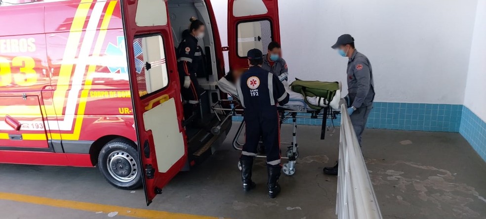 Funcionária fica ferida depois de prender acidentalmente mão em máquina de cortar carne em frigorífico — Foto: Corpo de Bombeiros/Divulgação