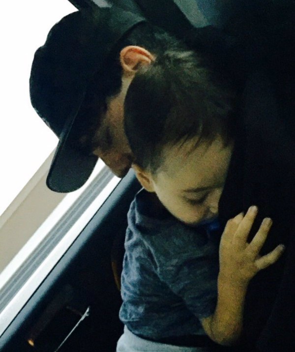 Criss Angel com seu filho (Foto: Reprodução Twitter)