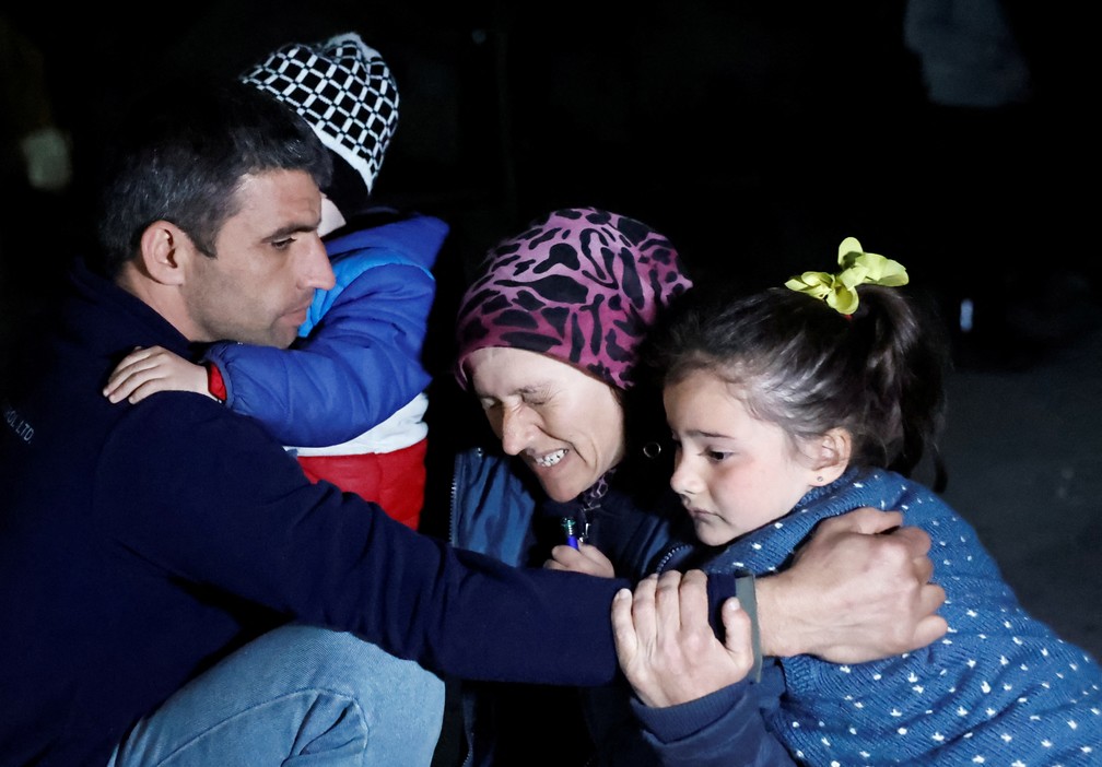 Família se abraça durante novo terremoto na cidade de Antáquia, em Hatay, na Turquia. — Foto: Clodagh Kilcoyne/REUTERS