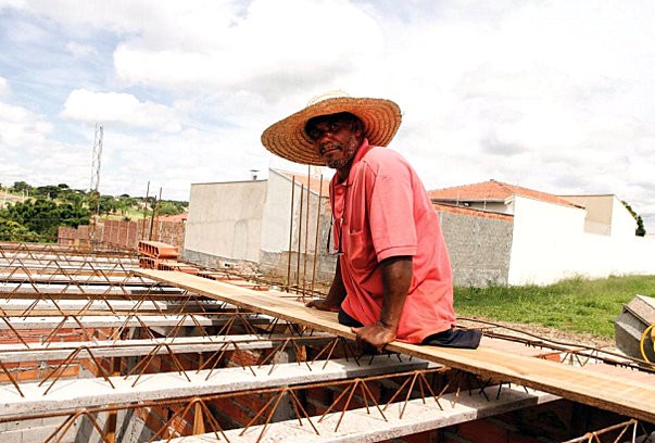 Ela largou o direito para virar mestre de obras após morte do pai pedreiro  - 30/07/2021 - UOL Universa