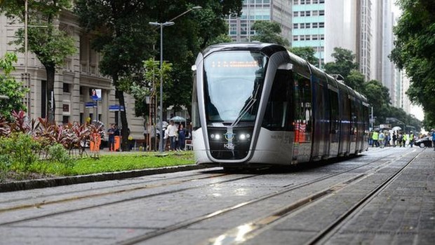 Entre os principais projetos de mobilidade no Rio de Janeiro está o Veículo Leve sobre Trilhos (VLT) (Foto: FERNANDO FRAZÃO/AGÊNCIA BRASIL via BBC News Brasil)
