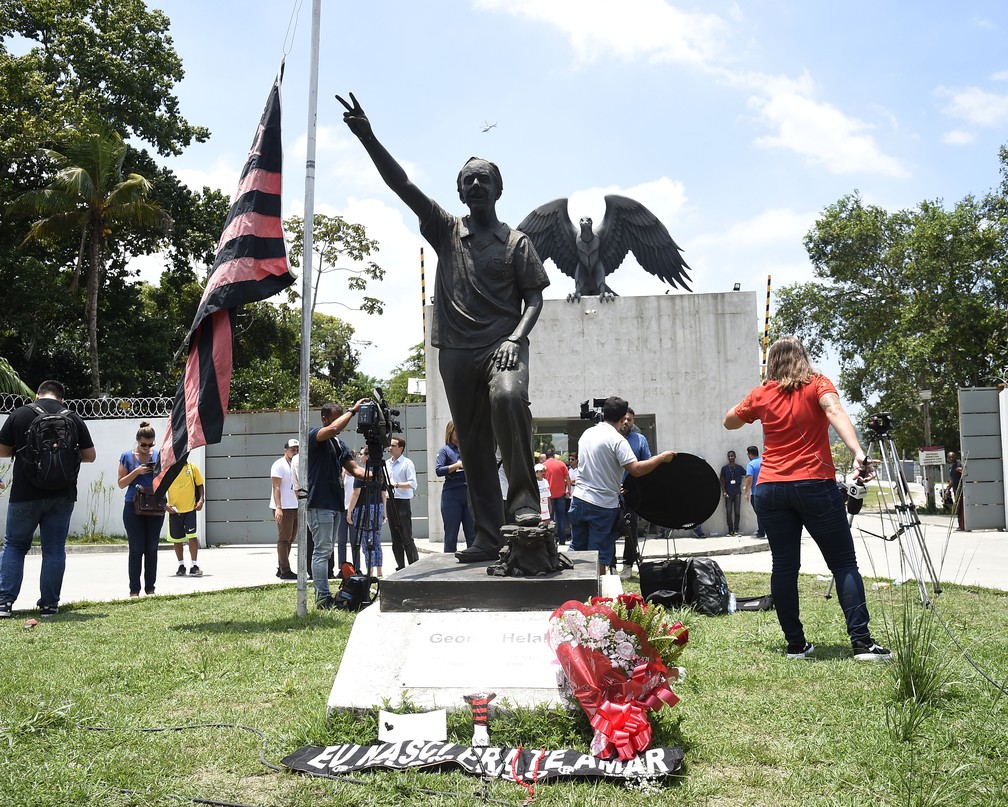 Homenagens foram feitas por torcedores na entrada do Ninho do Urubu — Foto: André Durão