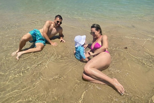 Aline Lima, filha de Chitãozinho, curte férias com Rafael Longuine e Sophia (Foto: Reprodução/Instagram)