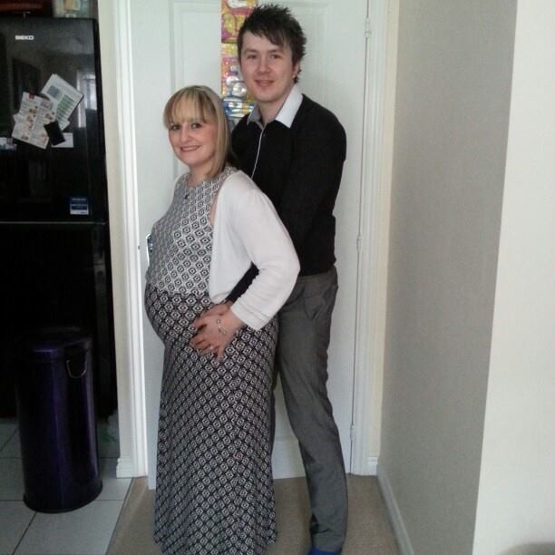 O casal ainda durante a gravidez (Foto: Reprodução/ Facebook Nicola Richards)