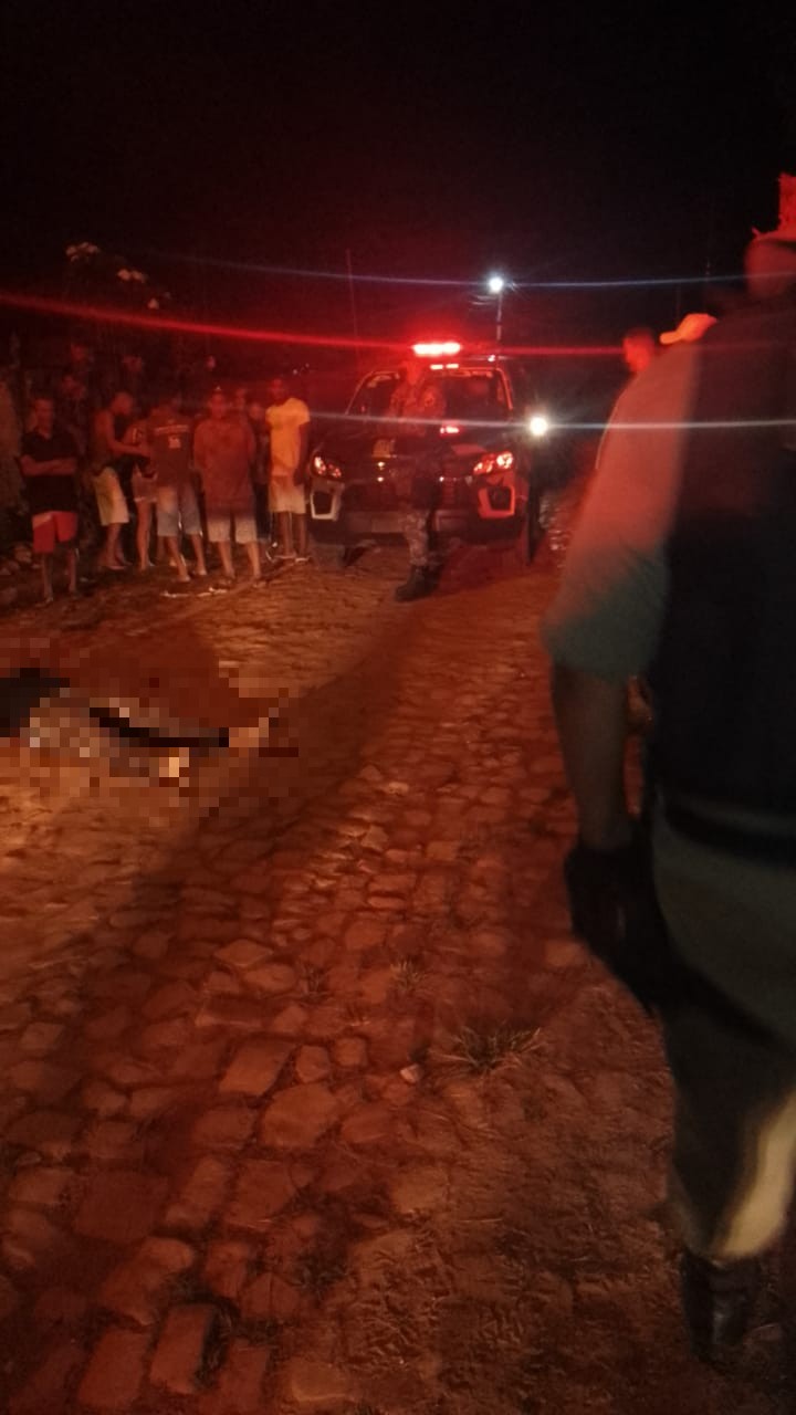 Jovem é morto e mulher é baleada na perna durante tiroteio em Corrente, no Sul do Piauí